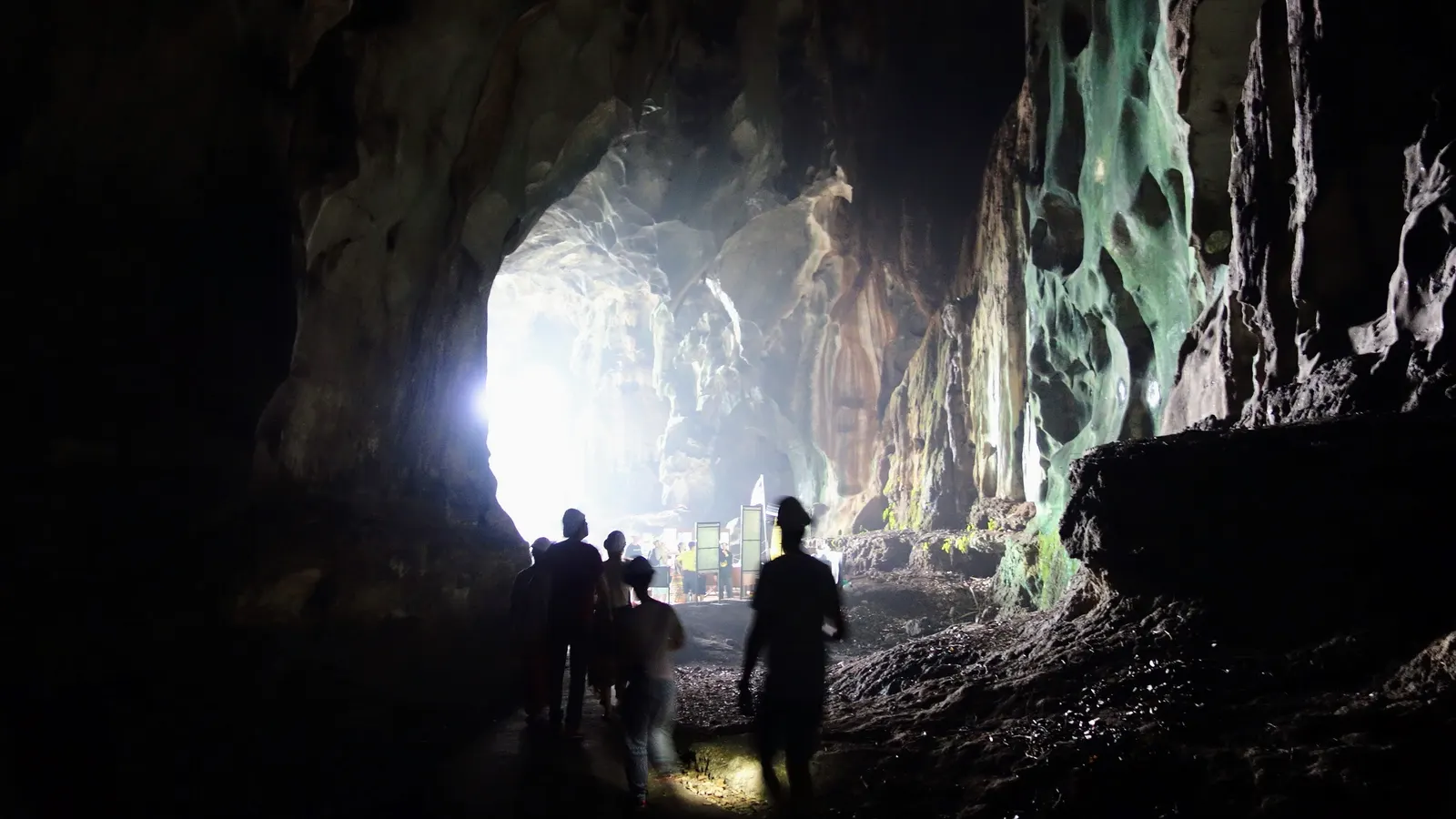 Hauptkammer der Temple Cave in den Batu Caves: Schreine unter der offenen Felsdecke, Besucher am Thaipusam-Fest