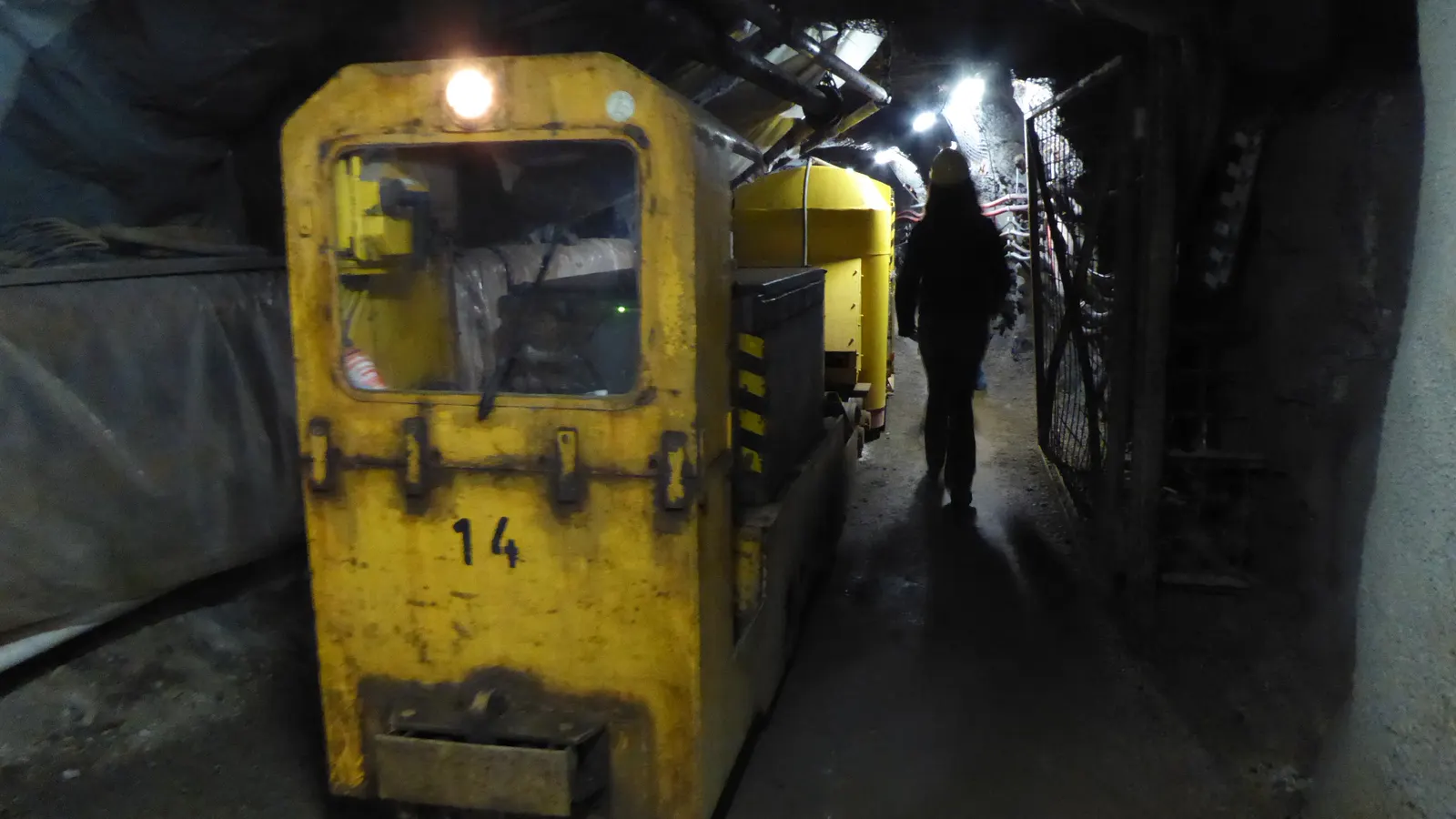 Grubenlok mit Wagen in einer Strecke des Erzbergwerks Rammelsberg