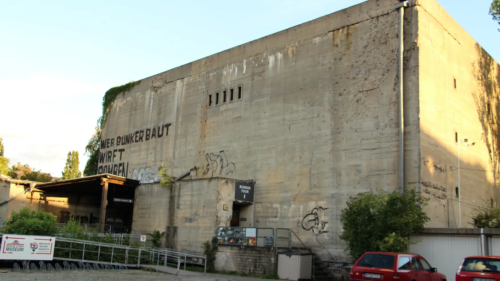 Der Hochbunker am Anhalter Bahnhof in Berlin, heute Berlin Story Bunker, mit der Aufschrift „Wer Bunker baut, wirft Bomben“