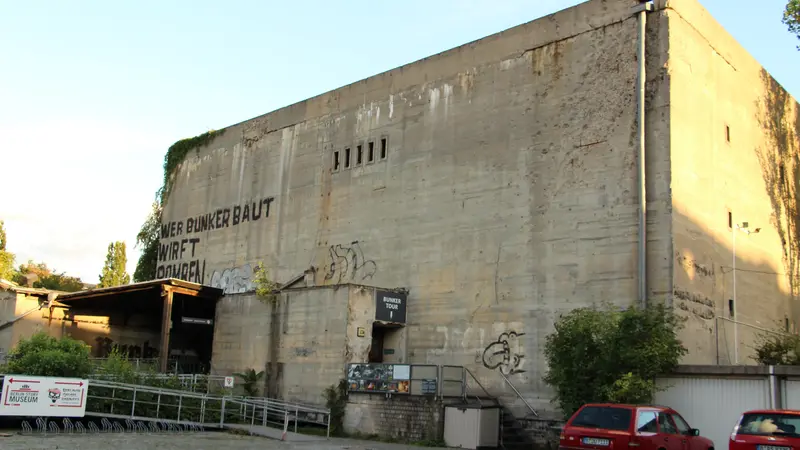 Unterwelten in Berlin: der Hochbunker am Anhalter Bahnhof, heute Berlin Story Bunker, mit der Aufschrift „Wer Bunker baut, wirft Bomben“