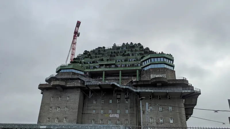Bunker in Hamburg: der Grüne Bunker an der Feldstraße (Flakturm IV) mit dem neu bepflanzten Dachgarten