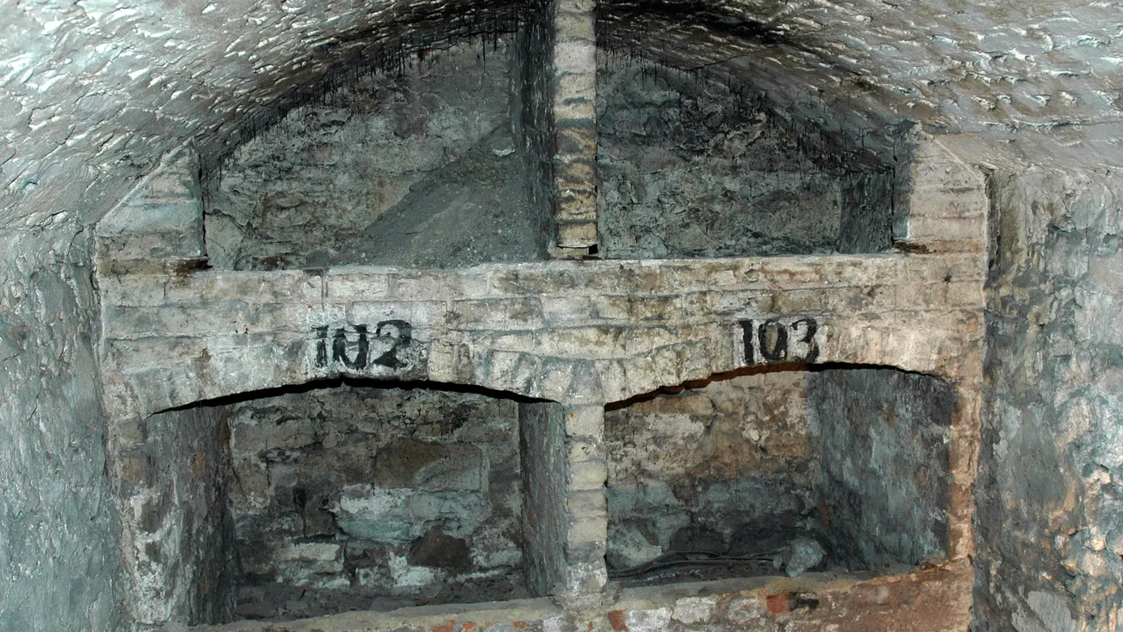 Gemauerte Kammern in den Gewölben unter der South Bridge in Edinburgh, Nischen mit aufgemalten Nummern
