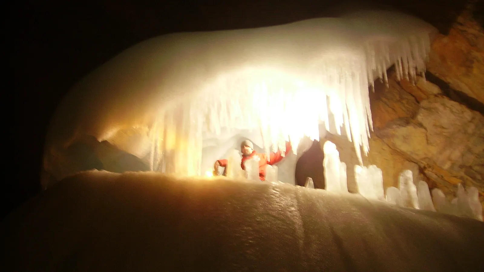 Von Karbidlampen angestrahlte Eisformation mit Eiszapfen in der Eisriesenwelt Werfen
