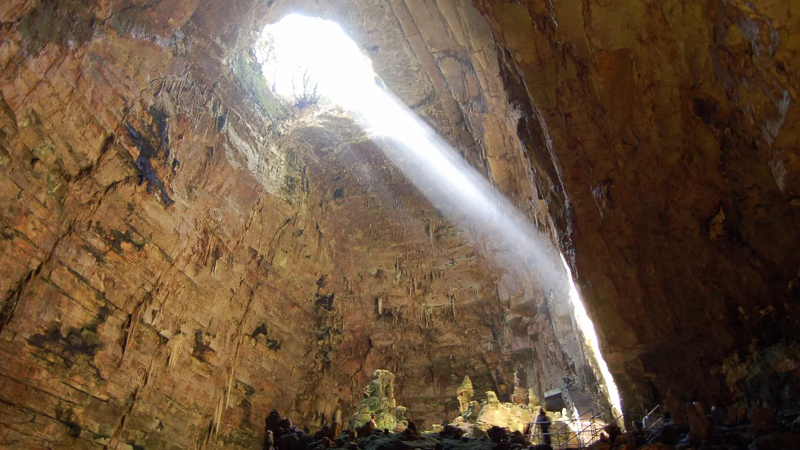 Ein Lichtstrahl fällt durch die offene Decke der Grave in die Grotte di Castellana, die größte Schauhöhle unter den Höhlen Apuliens