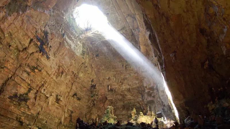 Ein Lichtstrahl fällt durch die offene Decke der Grave in die Grotte di Castellana, die größte Schauhöhle unter den Höhlen Apuliens