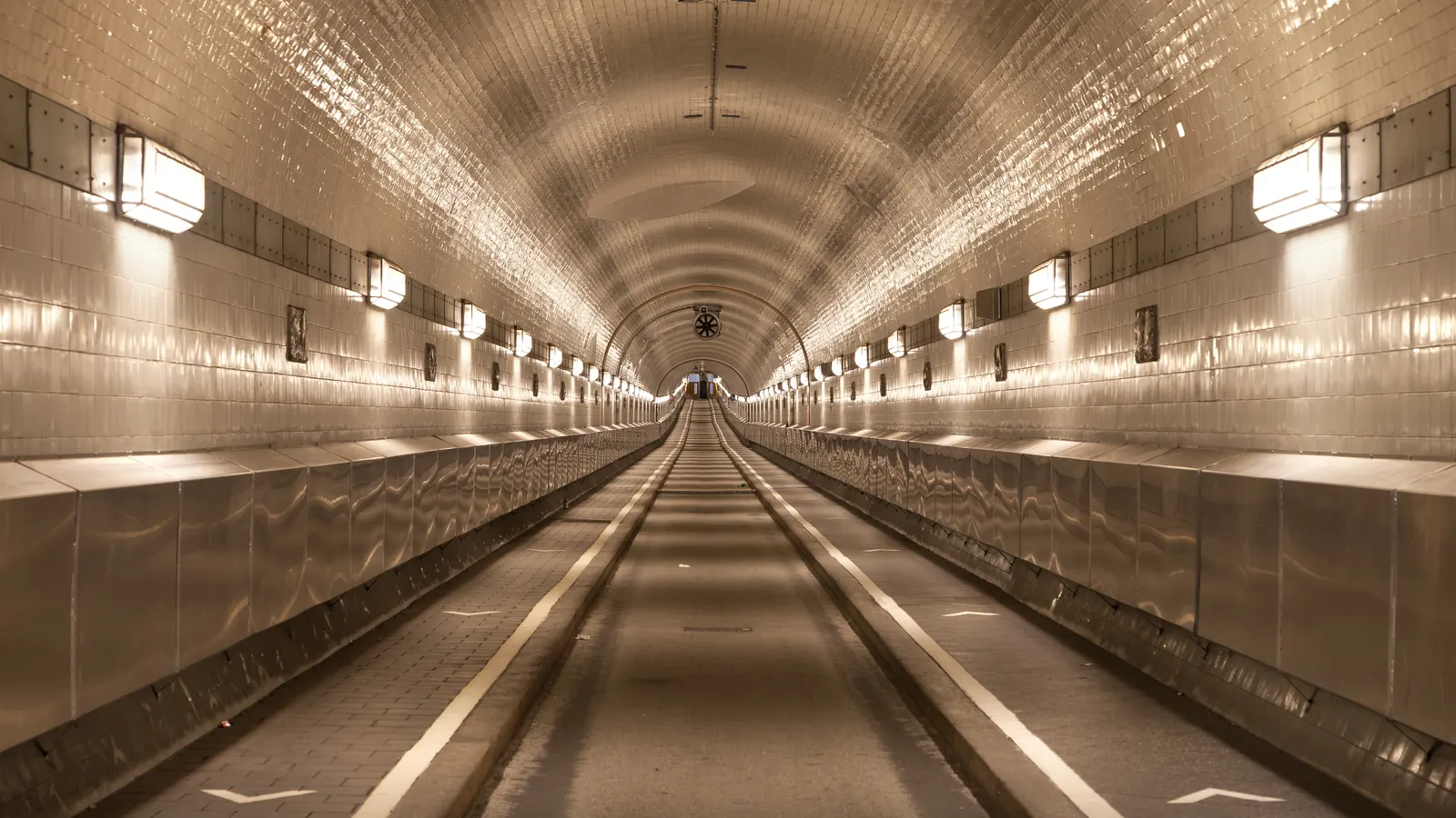 Gekachelte Röhre des Alten Elbtunnels in Hamburg, menschenleer