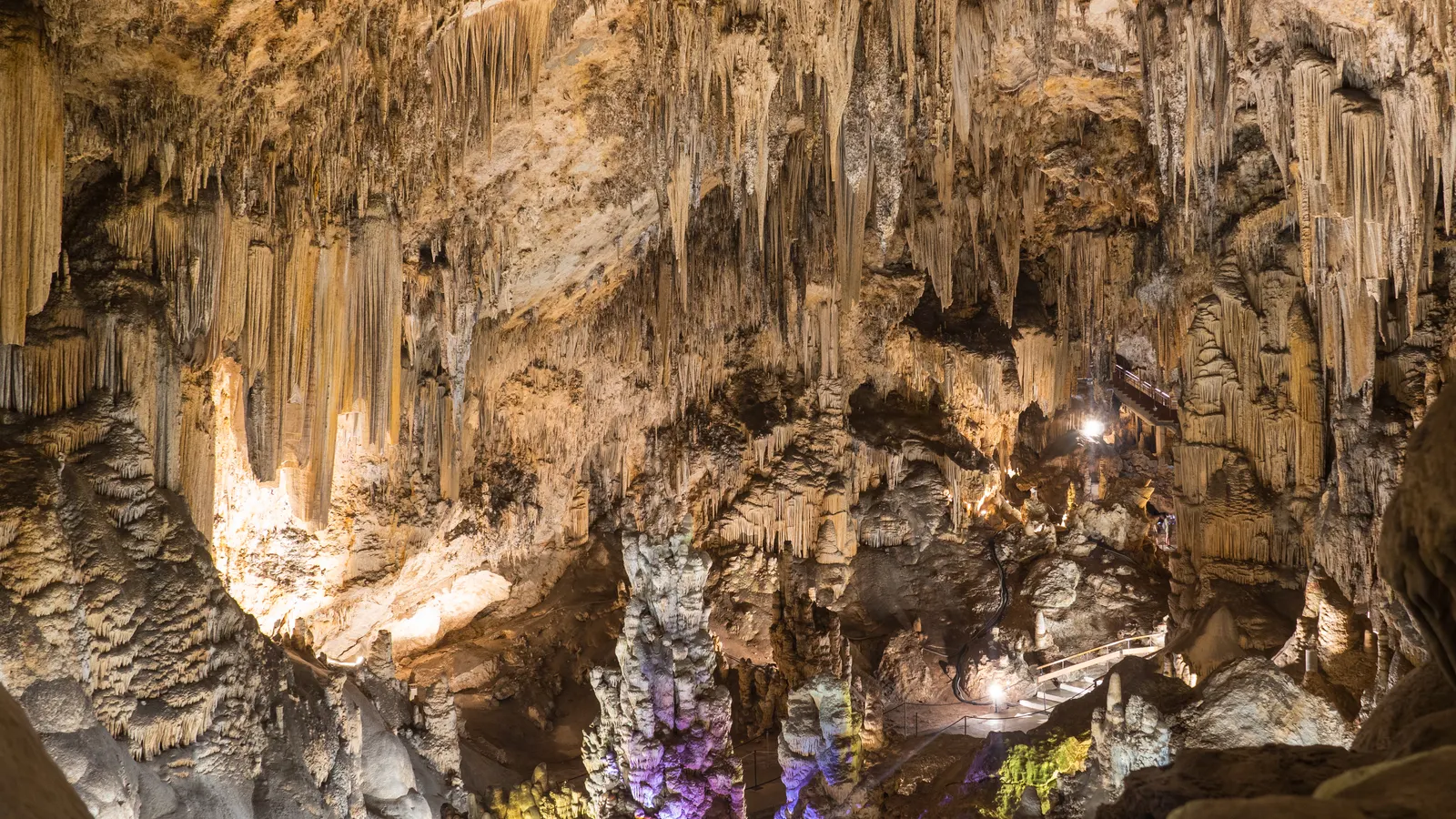 Dicht behangene Tropfsteindecke in einem Saal der Cueva de Nerja