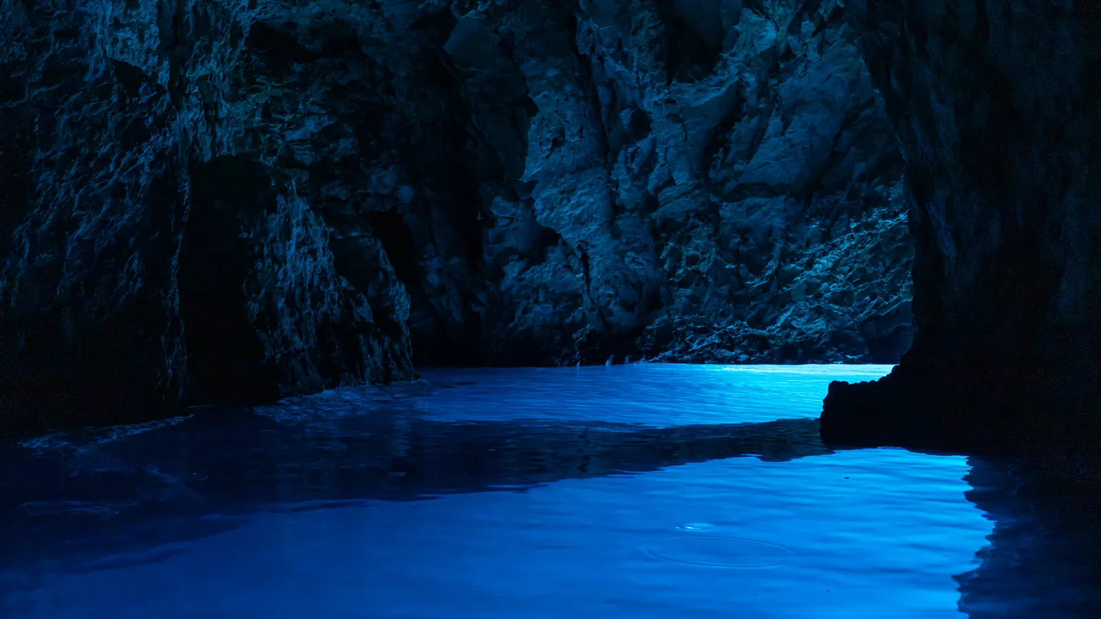Blau leuchtendes Wasser in der Blauen Grotte auf Biševo