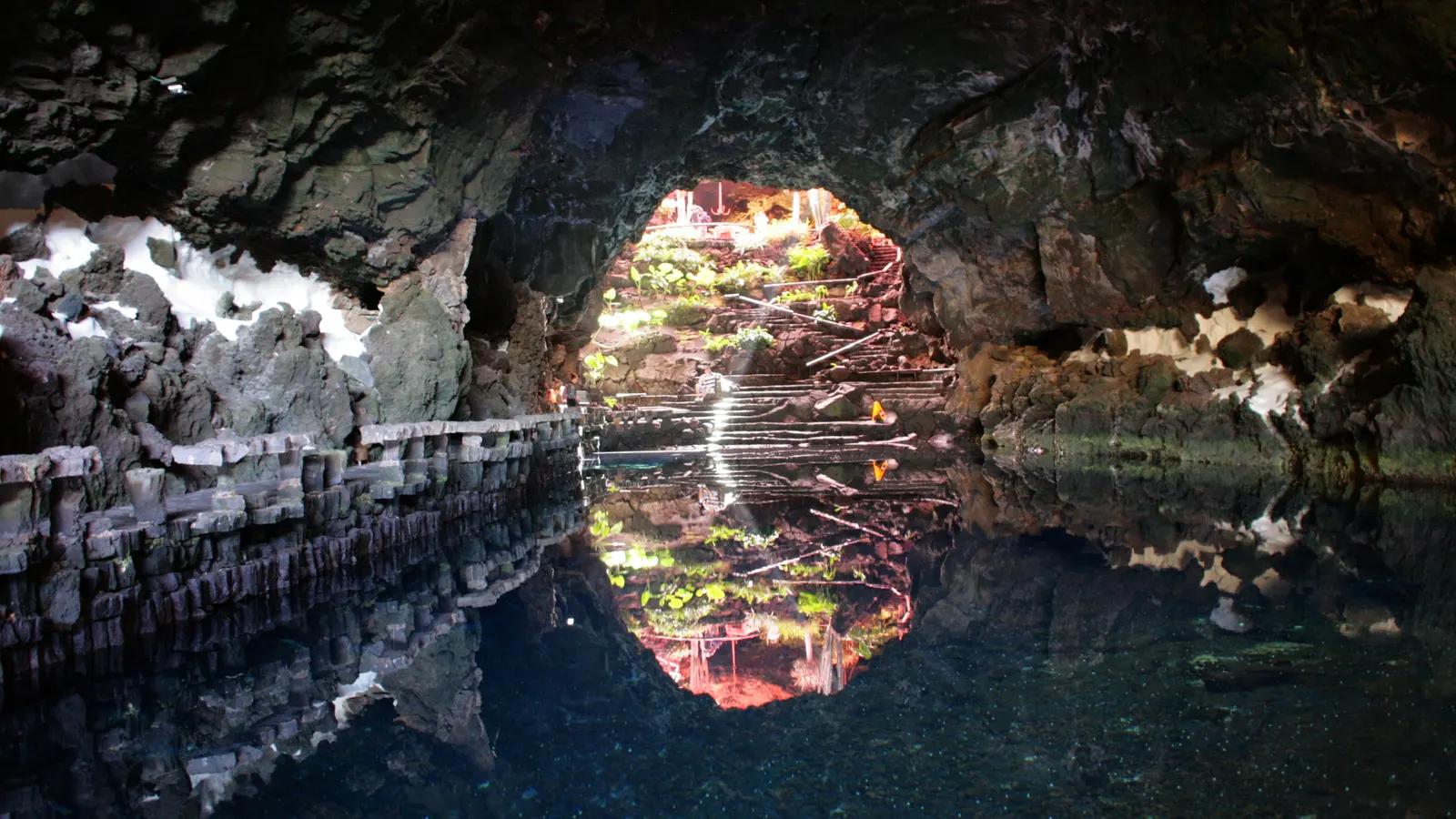 Unterirdischer Salzwassersee in den Jameos del Agua, am Ende fällt Licht durch die eingestürzte Lavaröhre