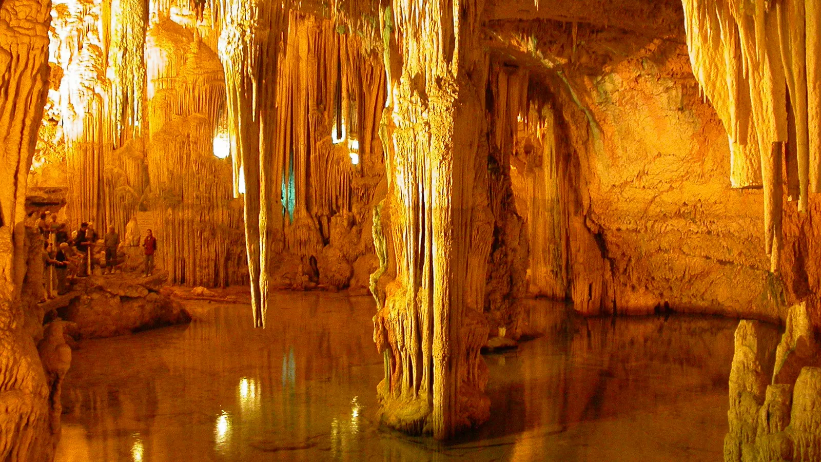 Tropfsteine spiegeln sich im See der Grotta di Nettuno am Capo Caccia