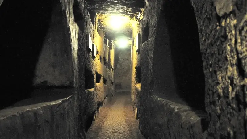 Schmaler Gang mit Grabnischen in den Domitilla-Katakomben in Rom