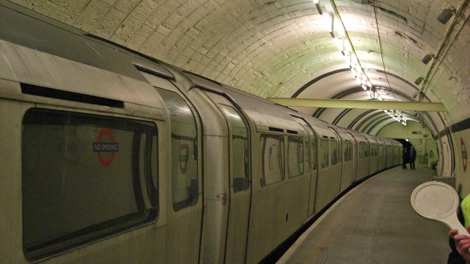 Stillgelegter Bahnsteig der Tube-Station Aldwych mit altem Zug in der Tunnelröhre