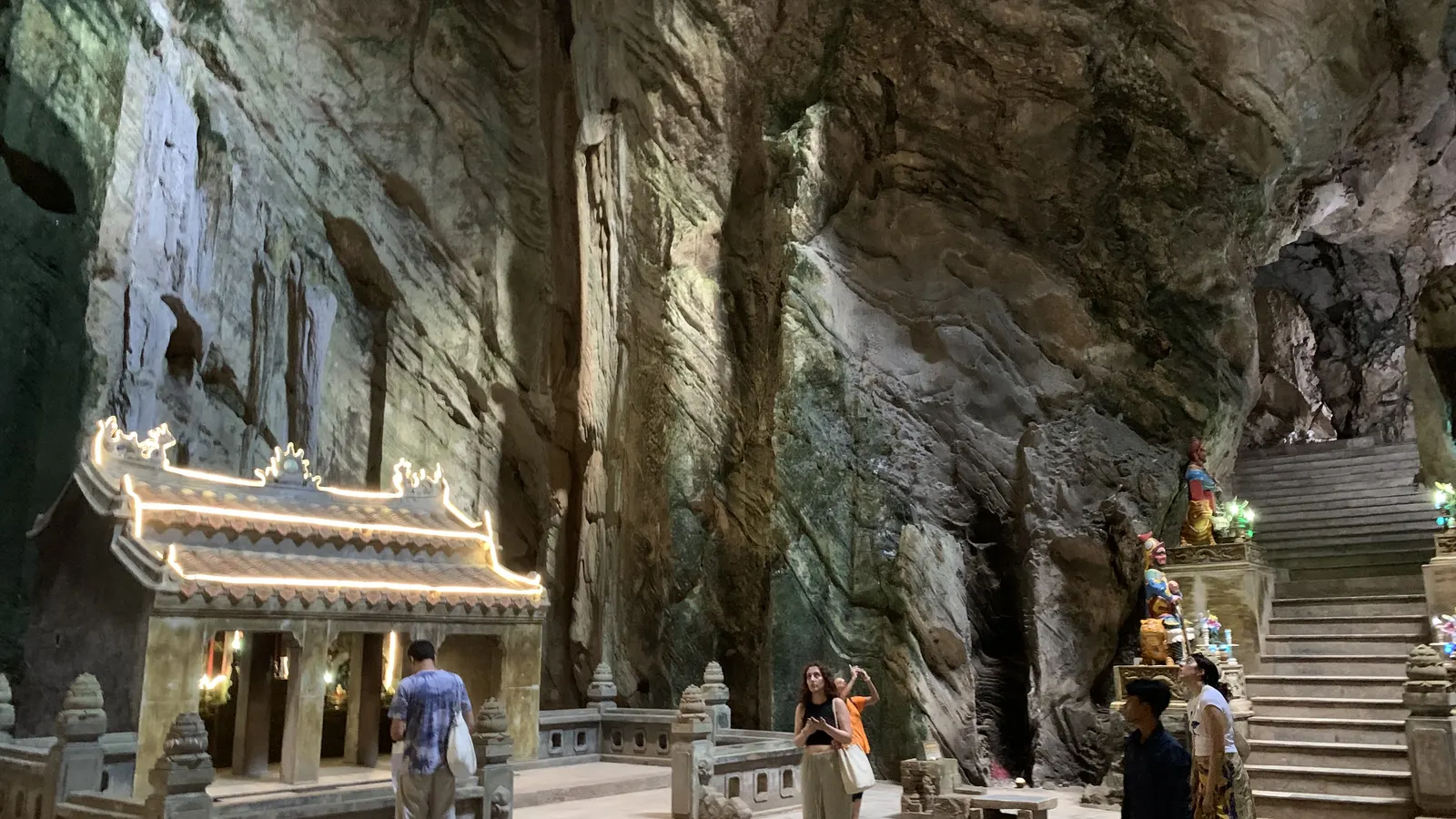 Halle der Huyền-Không-Höhle in den Marmorbergen mit Tempelbau, Treppe und Lichtschacht