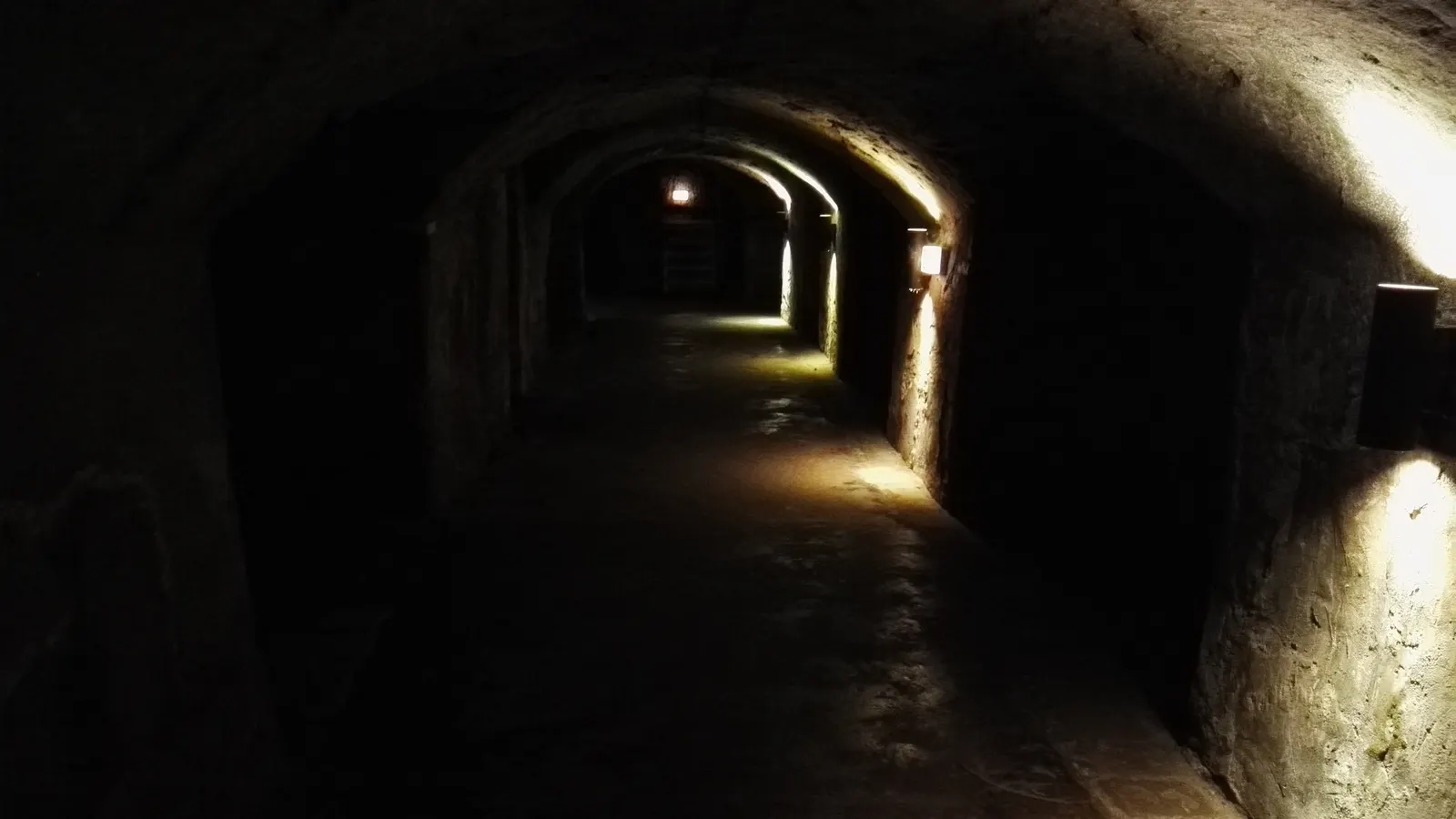 Gewölbter Gang der Historischen Felsengänge unter dem Nürnberger Burgberg