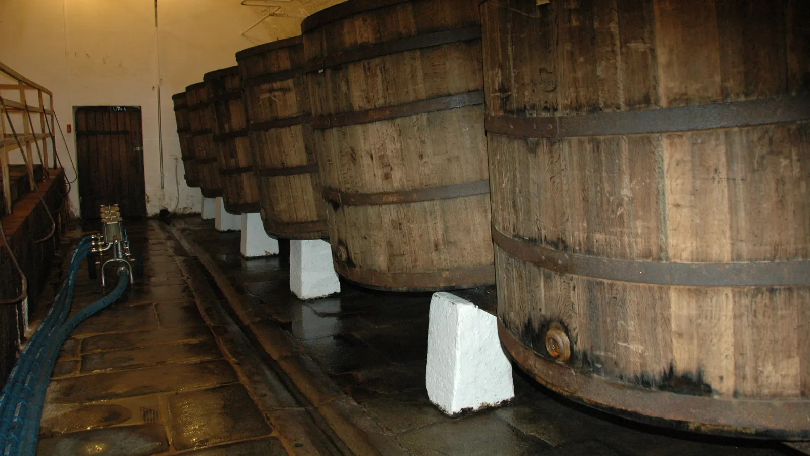 Hölzerne Gärfässer im historischen Keller der Brauerei Pilsner Urquell