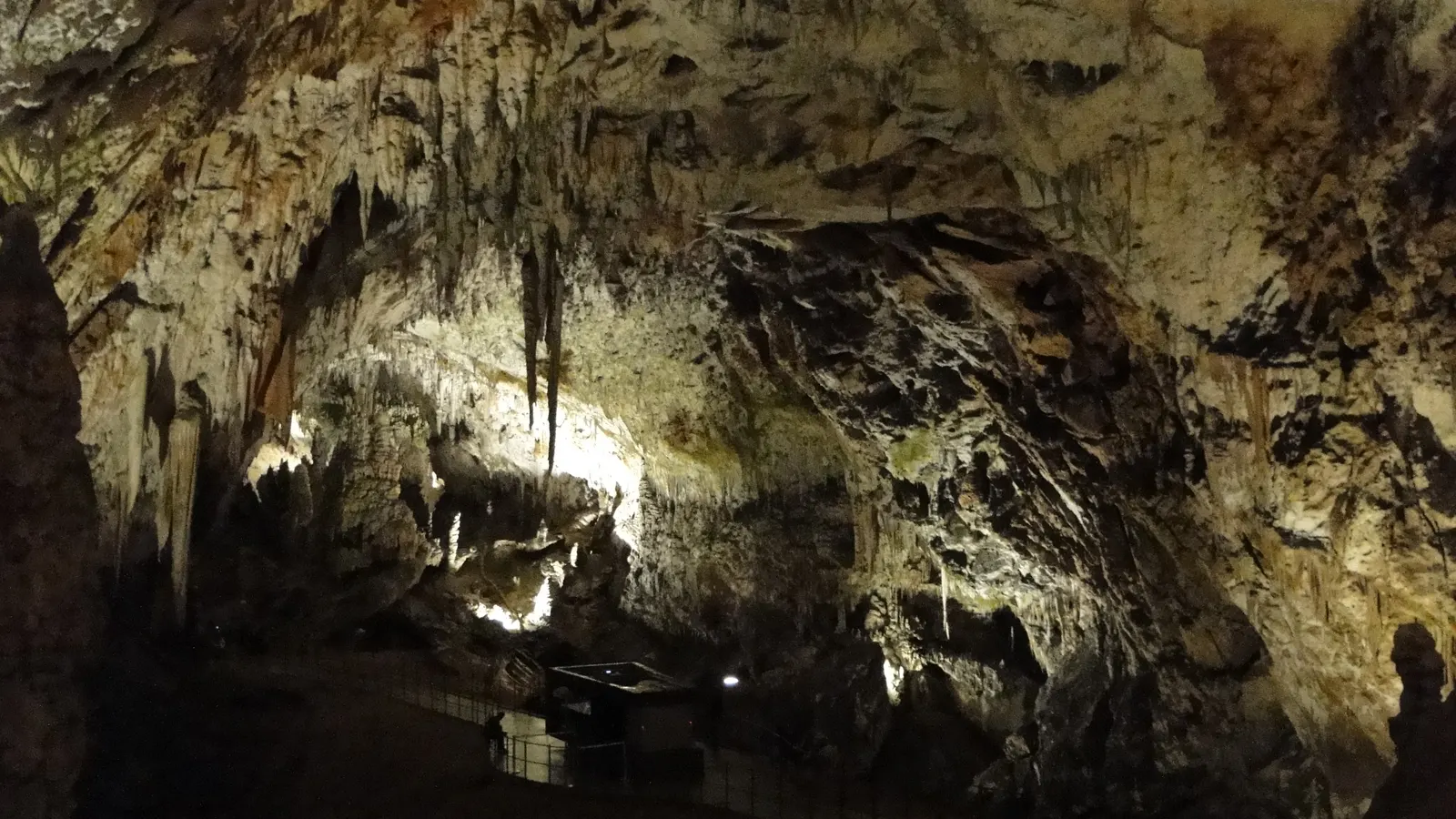 Große Tropfsteinhalle mit Besucherweg in der Höhle von Postojna