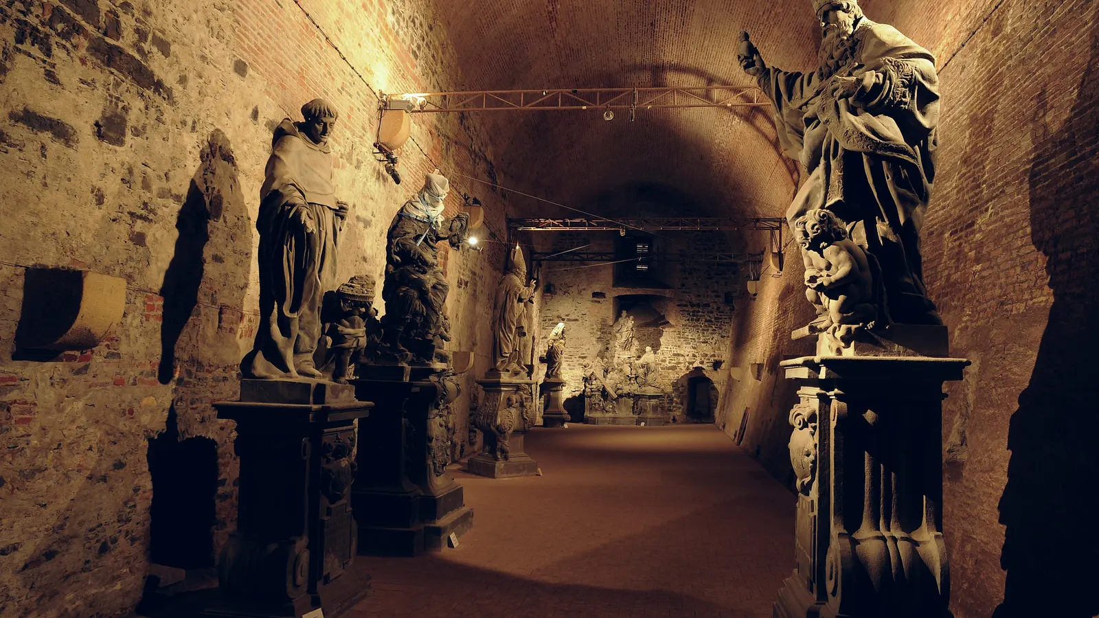 Saal Gorlice in den Kasematten des Vyšehrad mit Originalstatuen der Karlsbrücke