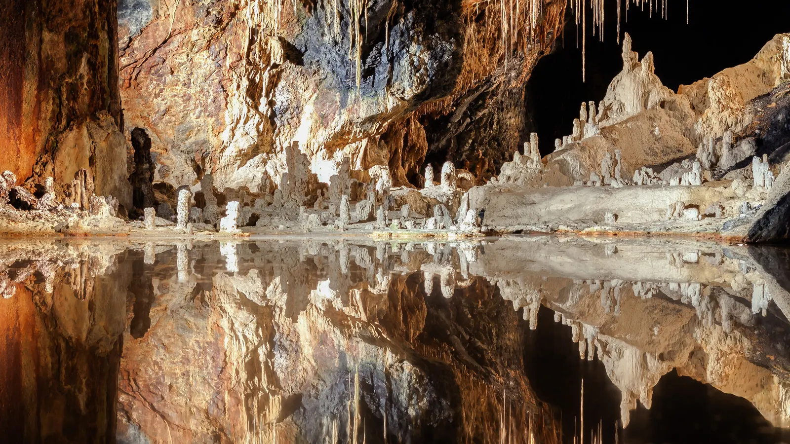 Märchendom der Saalfelder Feengrotten, die Sinterfarben spiegeln sich im Wasser