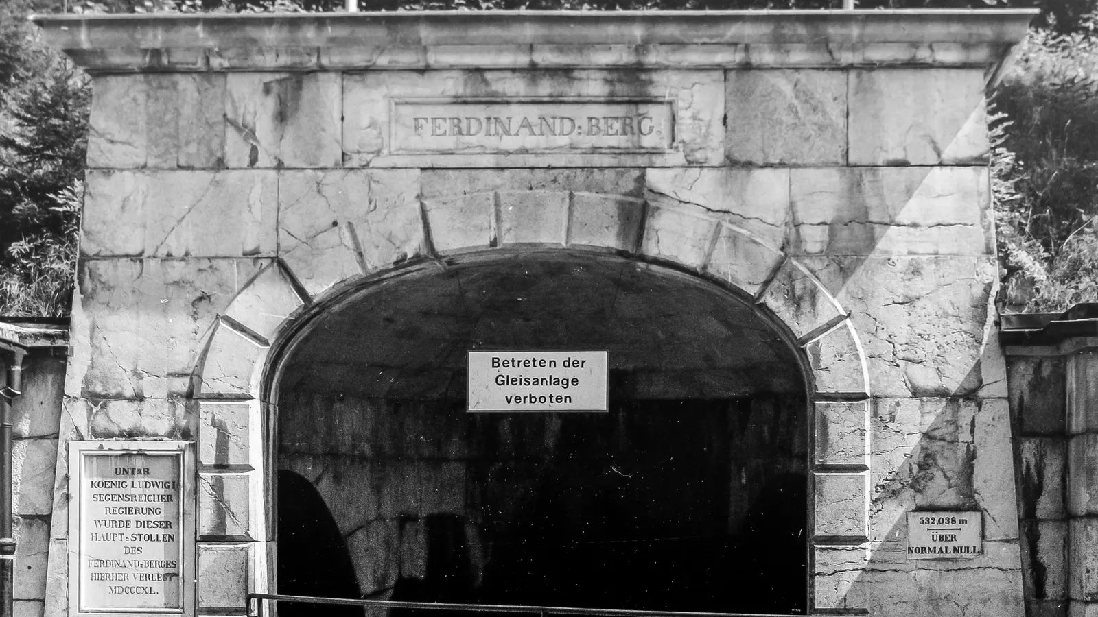 Steinernes Mundloch des Ferdinandbergstollens, des Eingangs zum Salzbergwerk Berchtesgaden