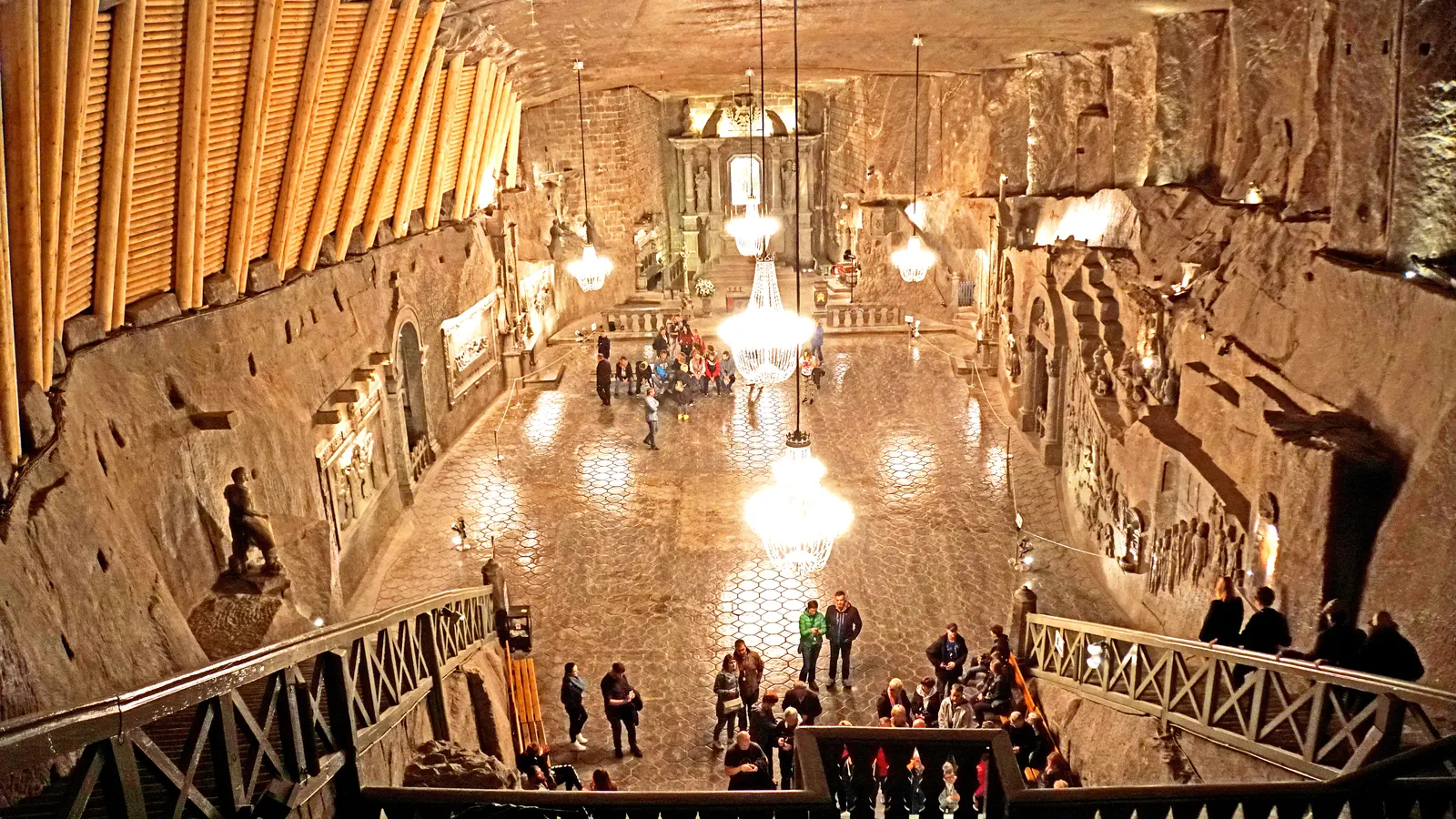 Die Kinga-Kapelle im Salzbergwerk Wieliczka mit Kronleuchtern aus Salzkristall, von der Empore gesehen