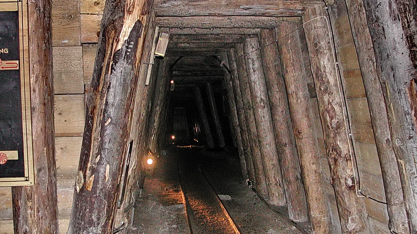Holzverbauter Stollen mit Schienen im Salzbergwerk Dürrnberg bei Hallein
