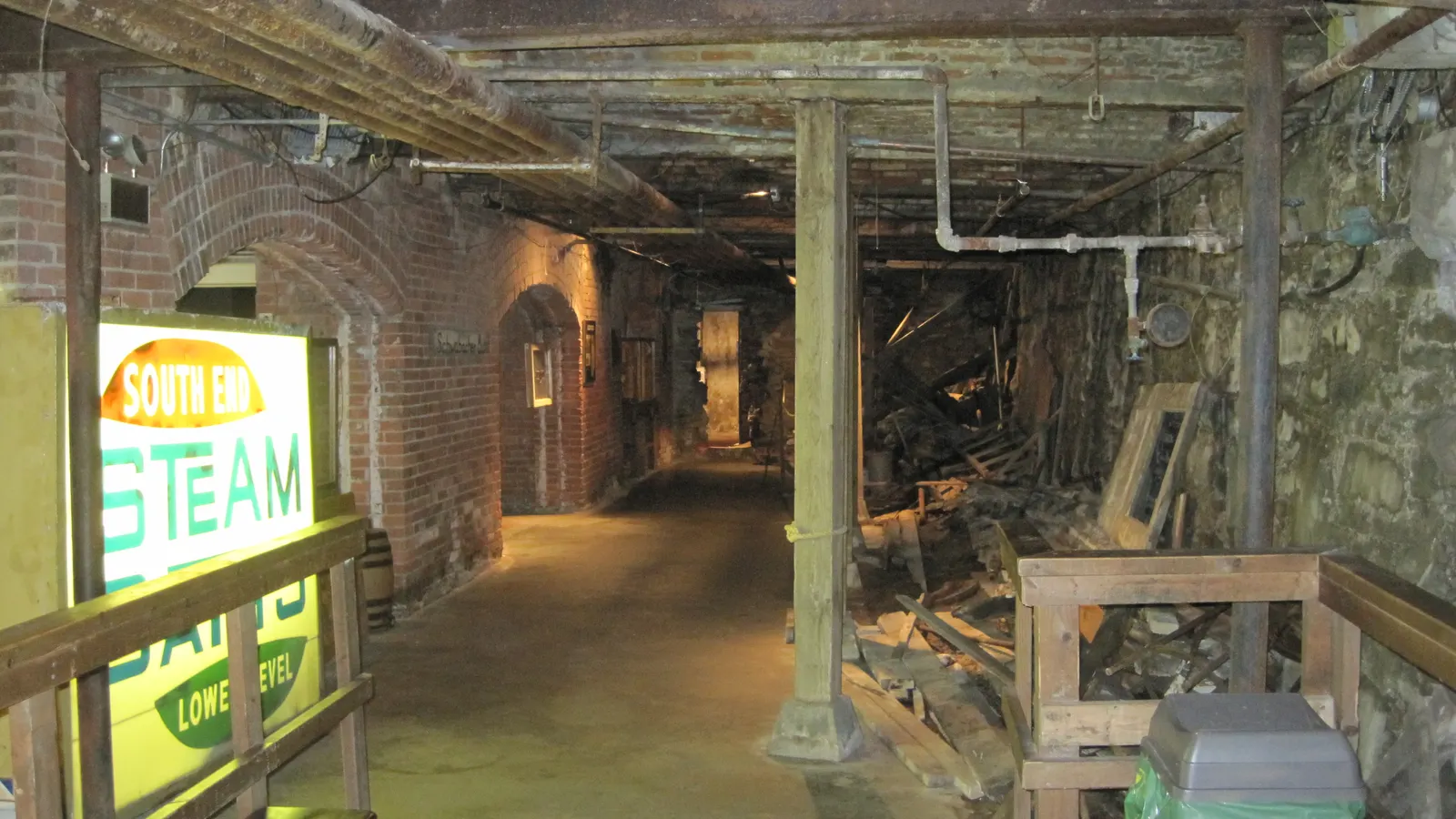 Alter Gehwegabschnitt unter der Straße in Seattles Pioneer Square, Backsteinwände und Stützen