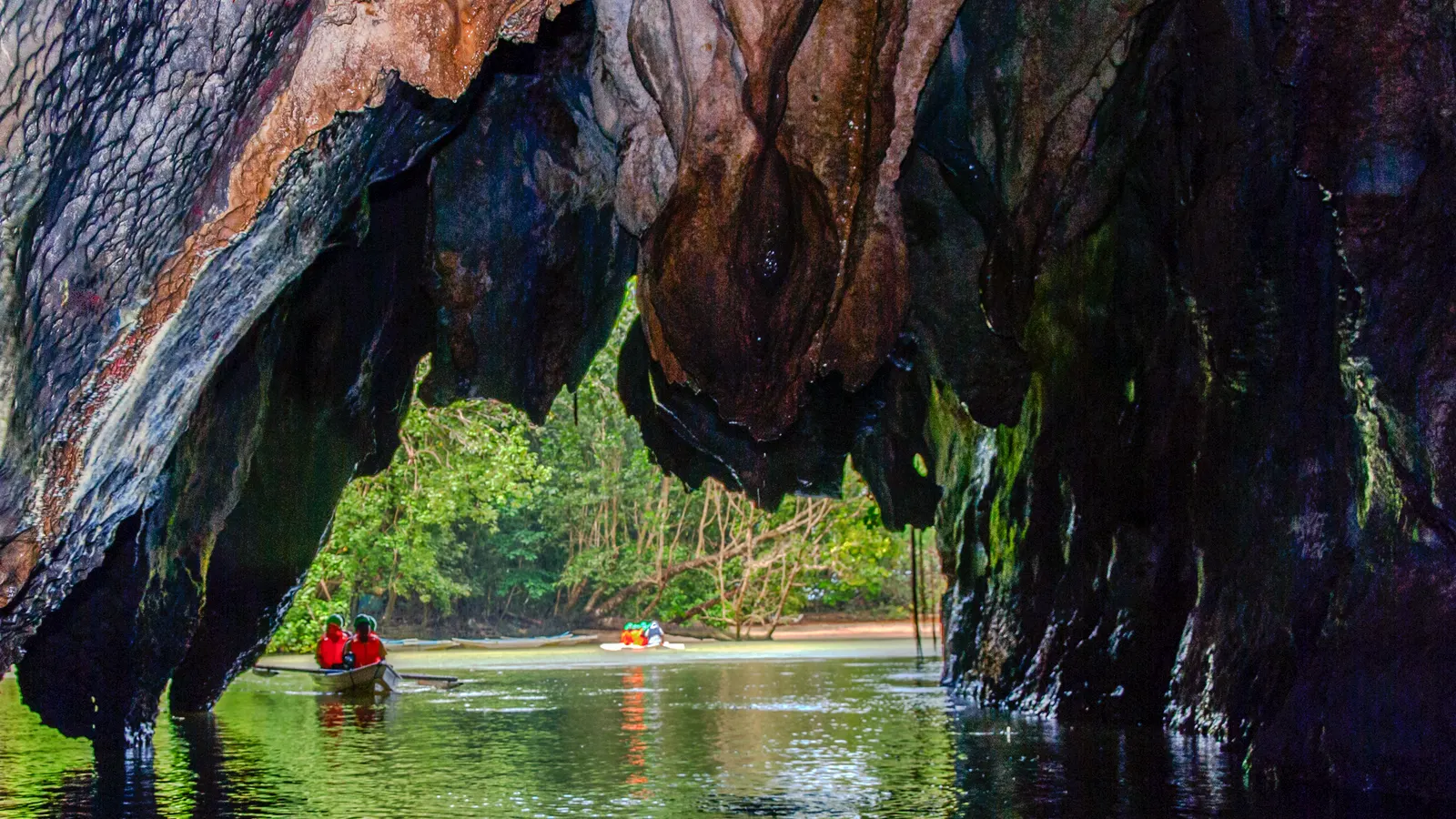 Blick aus der Höhle des Underground River von Palawan auf die Lagune, Boote im Gegenlicht