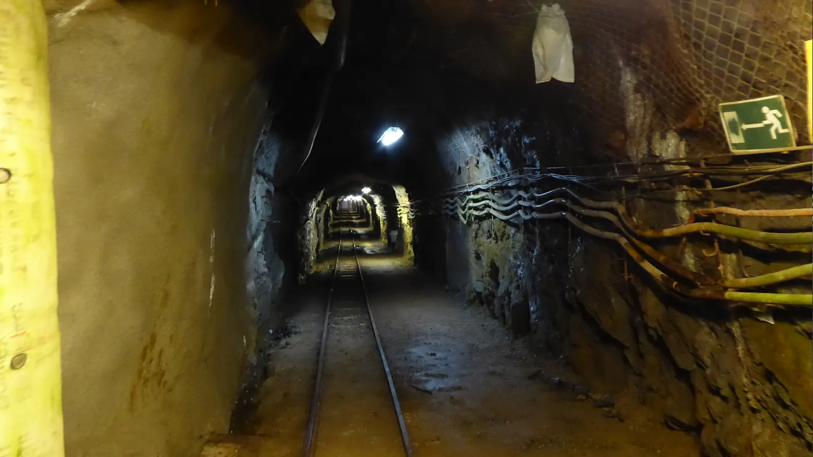 Beleuchteter Grubenweg mit Schienen im Besucherbergwerk Rammelsberg bei Goslar