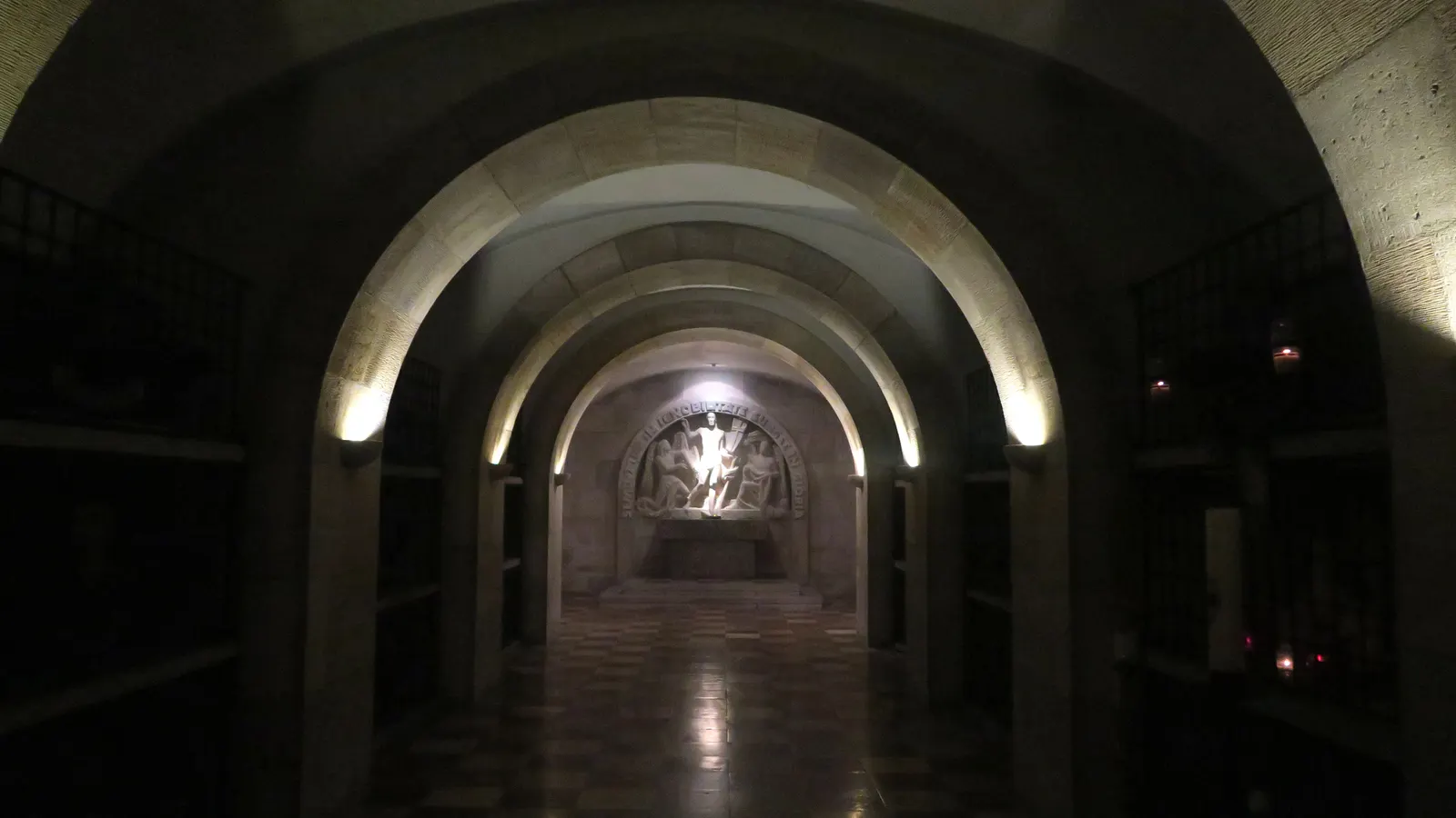 Gewölbegang in den Katakomben unter dem Wiener Stephansdom