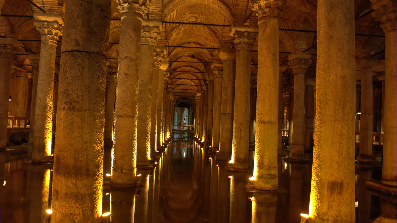 Beleuchtete Säulenreihen spiegeln sich im Wasser der Cisterna Basilica in Istanbul